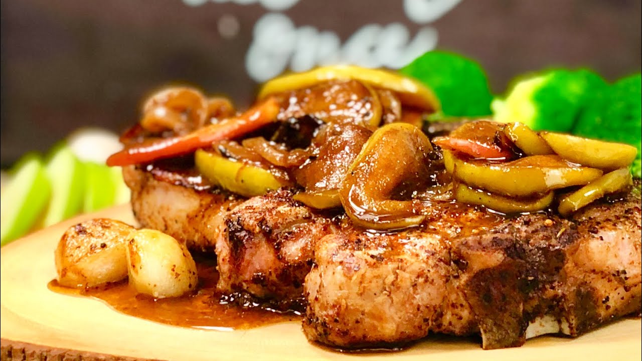 Свиные отбивные с карамелизированными яблоками и луком
