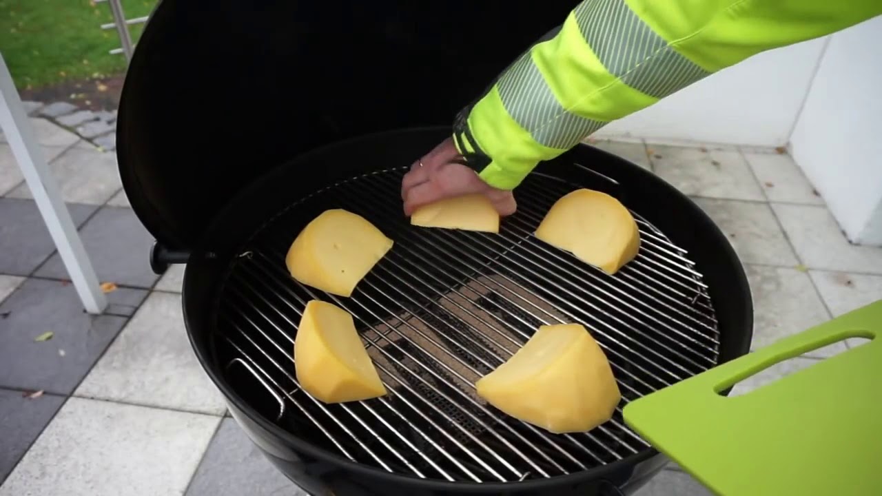 Käse räuchern auf dem Kugelgrill