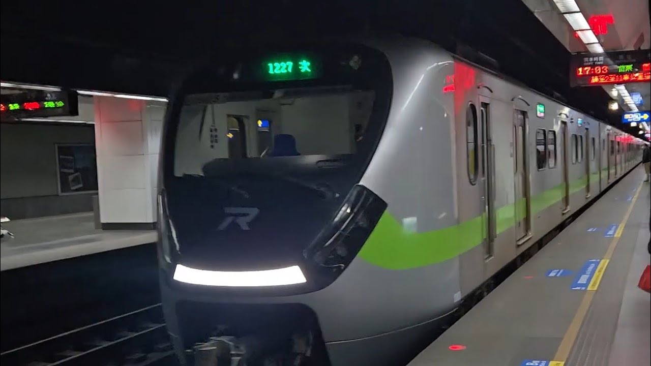 2194次嘉義發車經由山線開往基隆的銀綠色微笑號EMU900型十輛一編組EMU930區間車，和1227次基隆發車經由山線開往苗栗的銀綠色微笑號EMU900型十輛一編組EMU925區間車