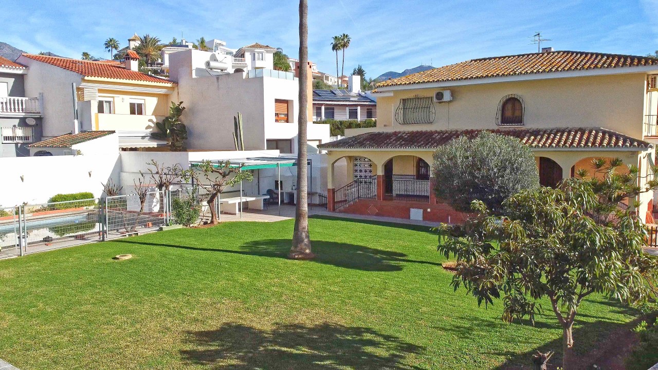 Villa independiente. 5 dormitorios, 3 baños, amplio jardín, piscina y garaje Ref.4037