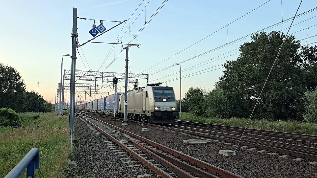 Traxx E186-354 z naczepami przelotem przez Żmigr&oacute;d w kierunku Wrocławia.