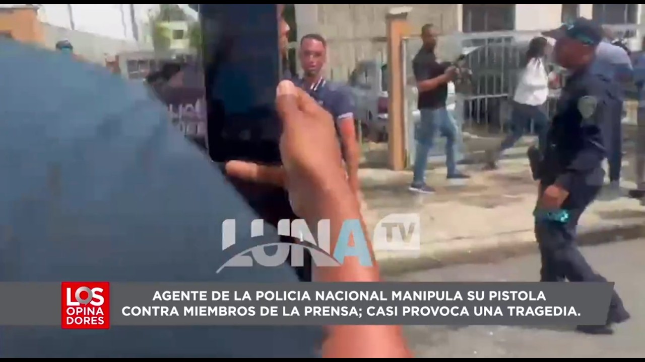 Los Opinadores  Agente de la PN SOBA PISTOLA contra miembro de la prensa, mira como terminö