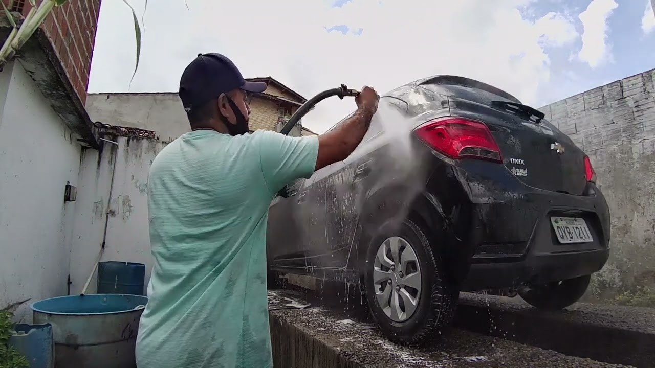 LAVANDO CARRO NO LAVA JATO
