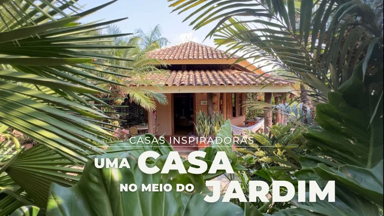 CASA RÚSTICA CERCADA DE JARDIM POR TODOS OS LADOS. GARIMPO, LAGO, JARDIM NATURAL, DECORAÇÃO AFETIVA.