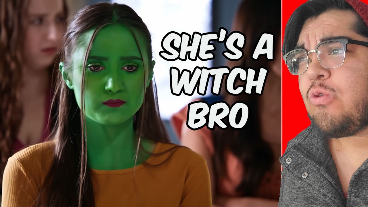 Глупую девчонку травят из-за ее зеленой кожи