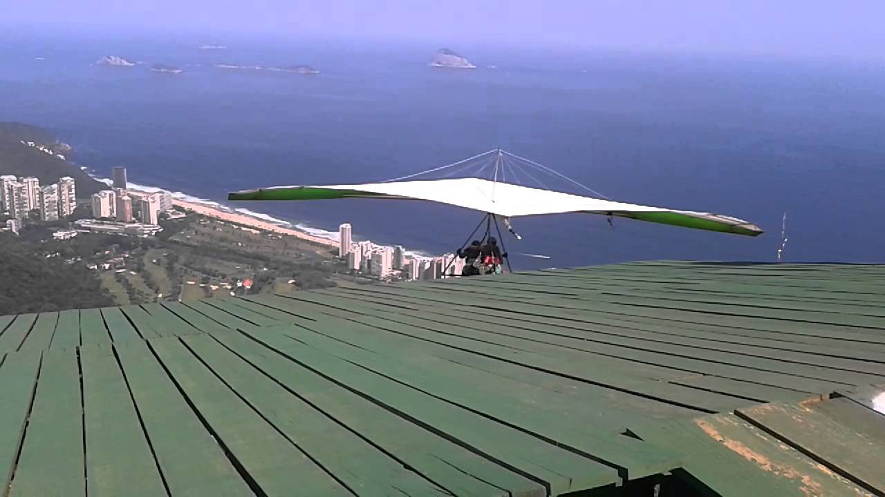 Luis Fernando saltando de Asa delta no RJ - pedra da gavea