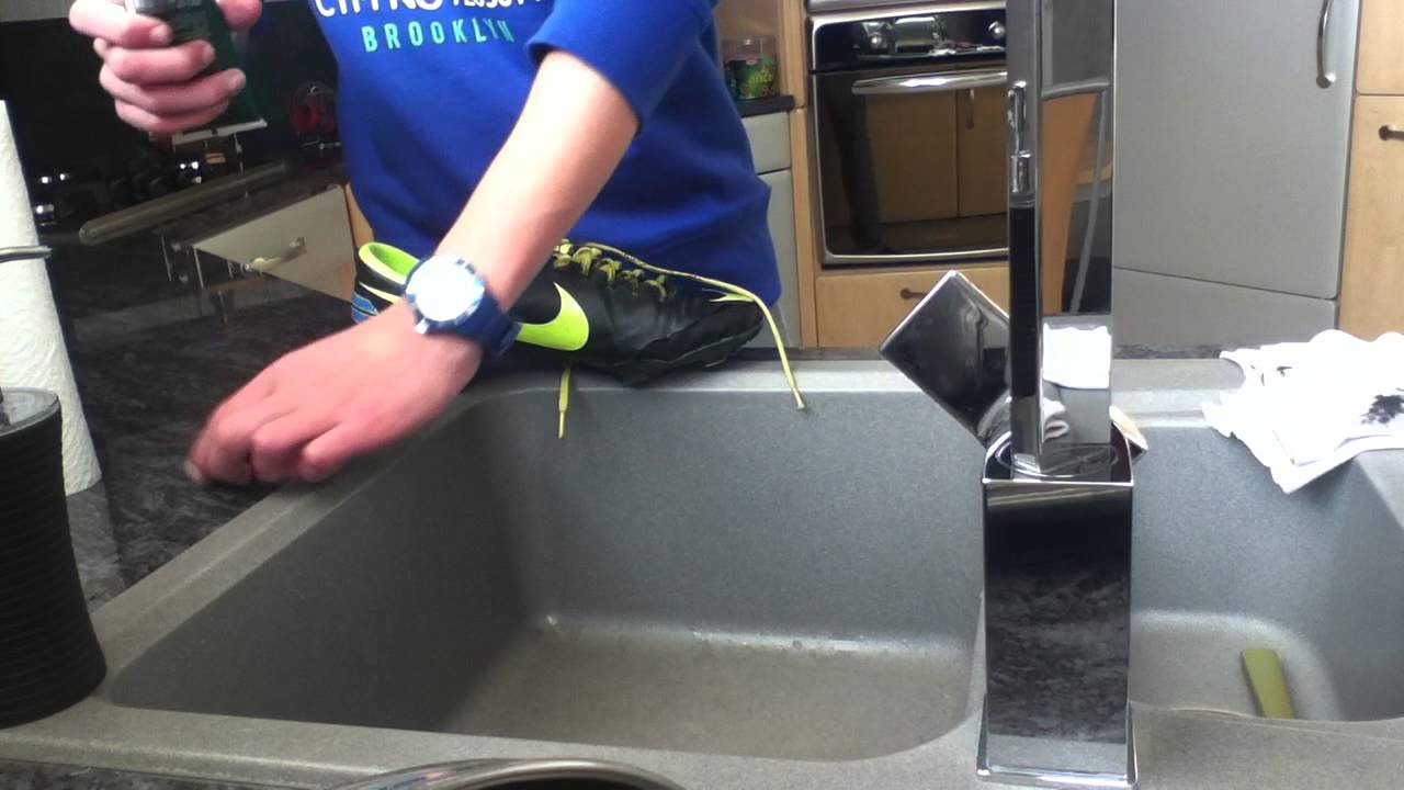 Entretenir chaussures de foot en cuir - Astuce Nettoyage