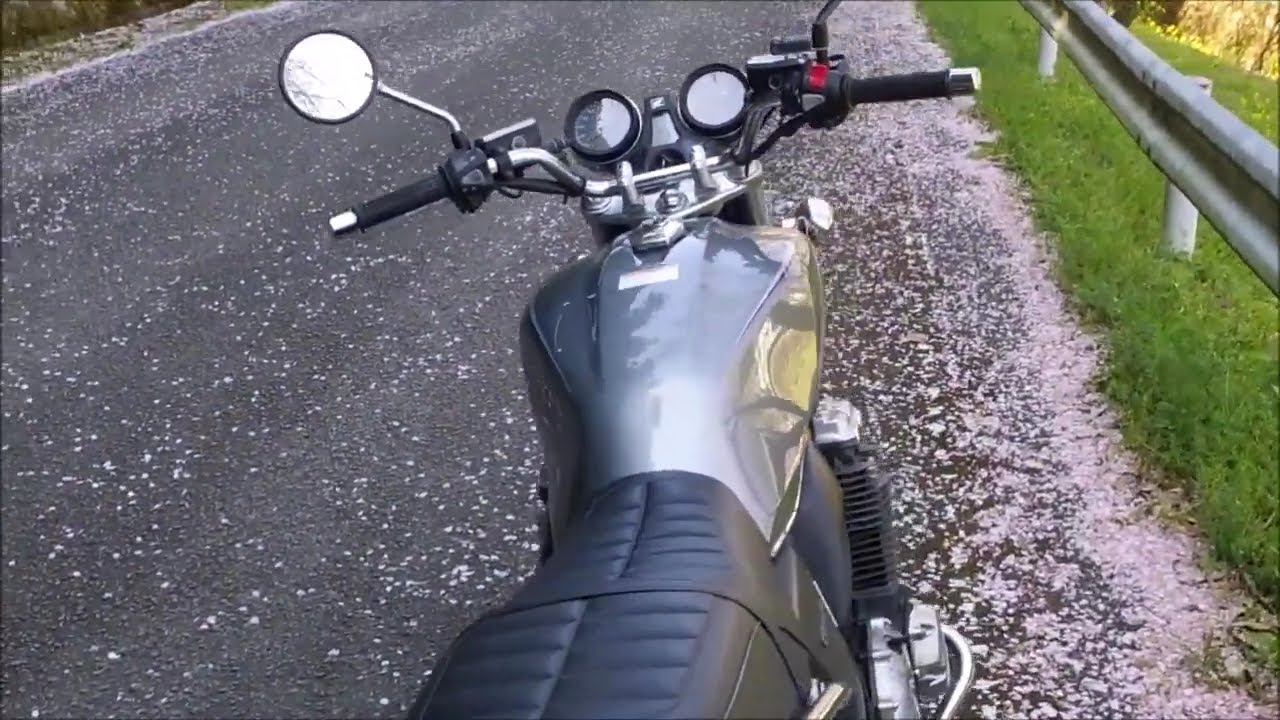 桜舞散るなかのHONDA CB1100