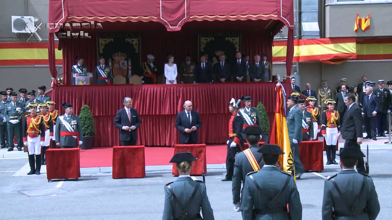 Entrega a la Zona del País Vasco de una Bandera Nacional por S. M. la Reina Dñª Letizia