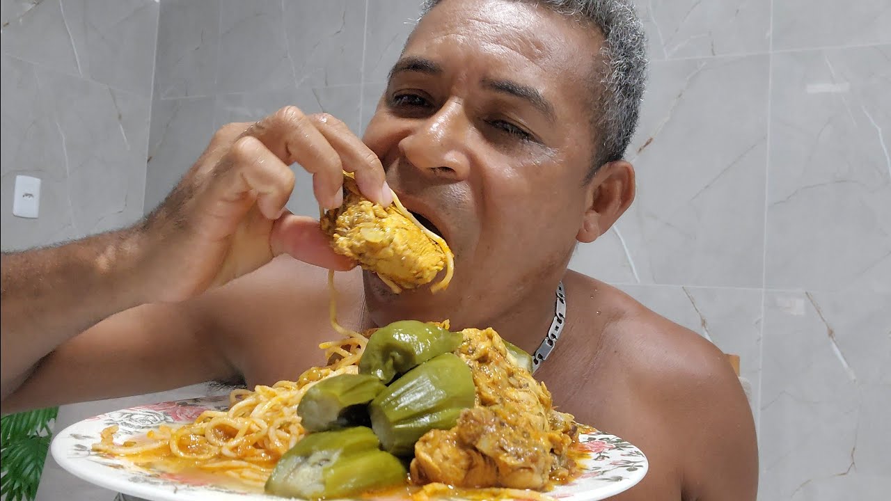 GALINHADA COM MACARRÃO E JILO 