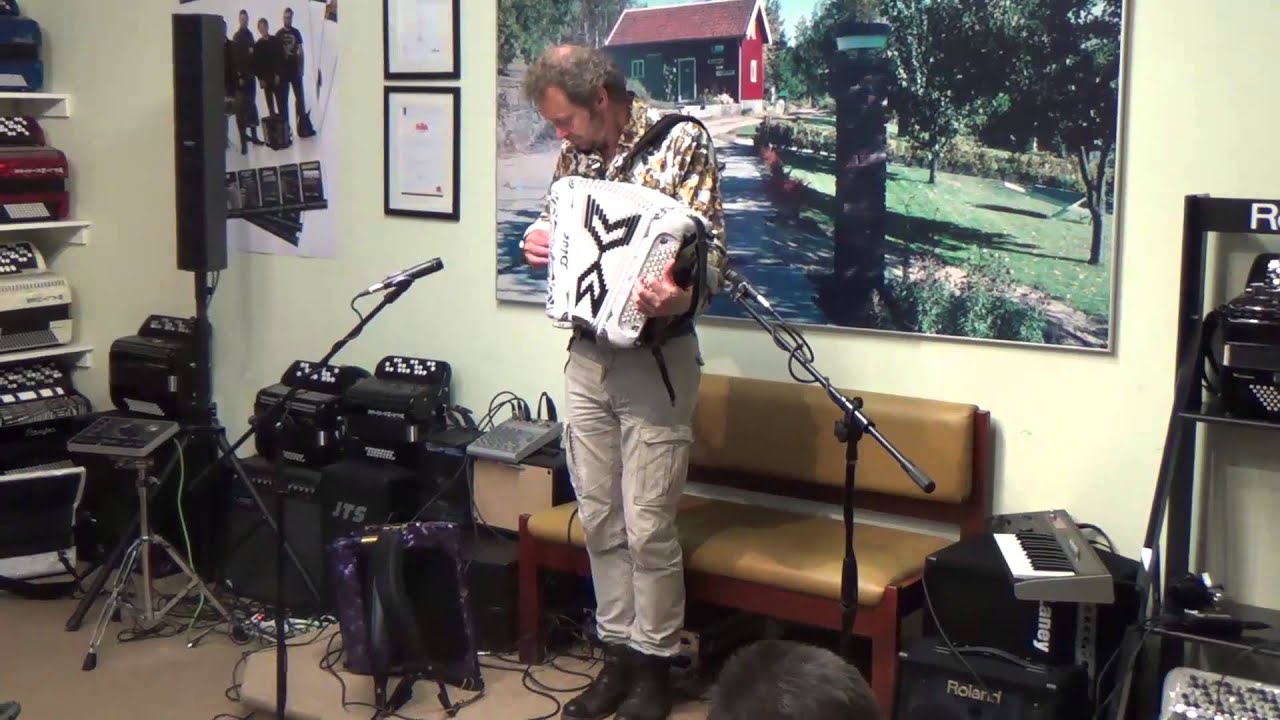 Bengan Janson spelar Musettevals på World Accordion Day, på Karlssons Musik