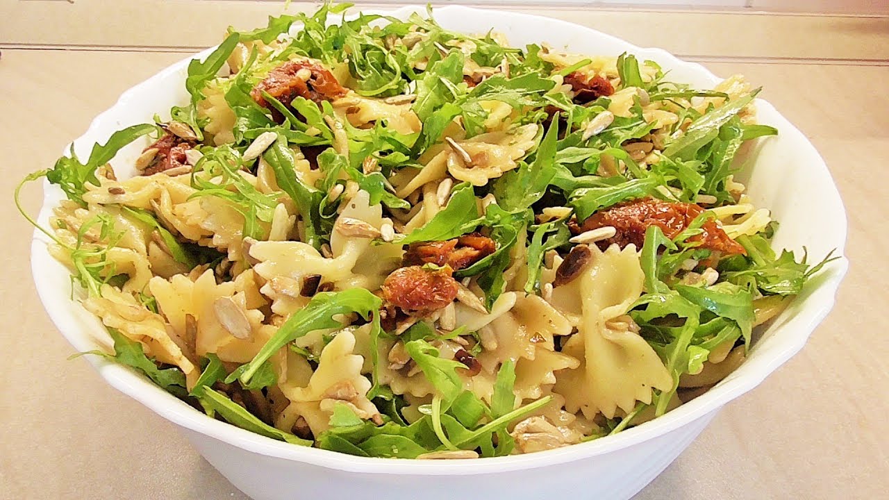 Salatka z makaronen, rukolla i suszonymi pomidorami /Kasia ze slaska gotuje