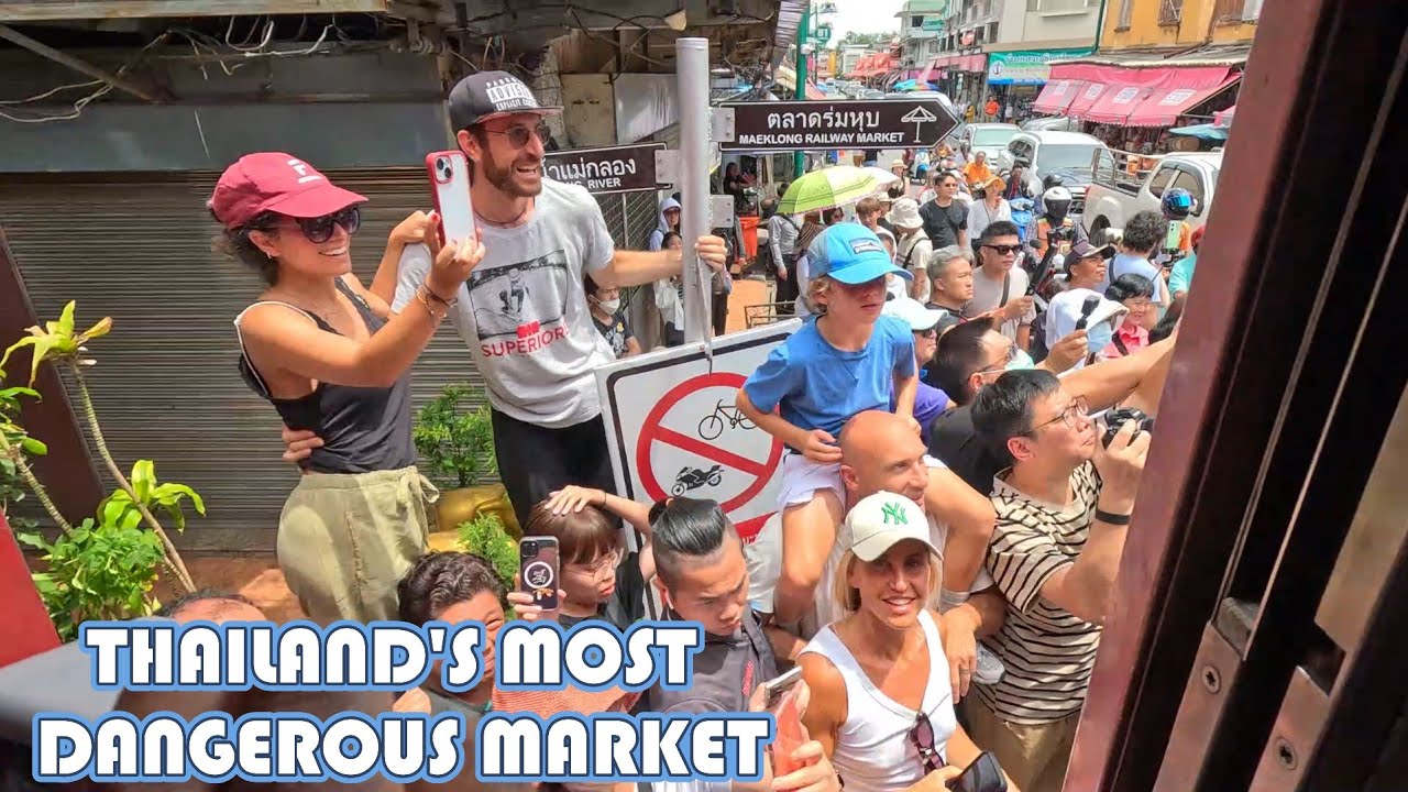 Maeklong Railway Market: What Happened When Train Arriving 🇹🇭🚆