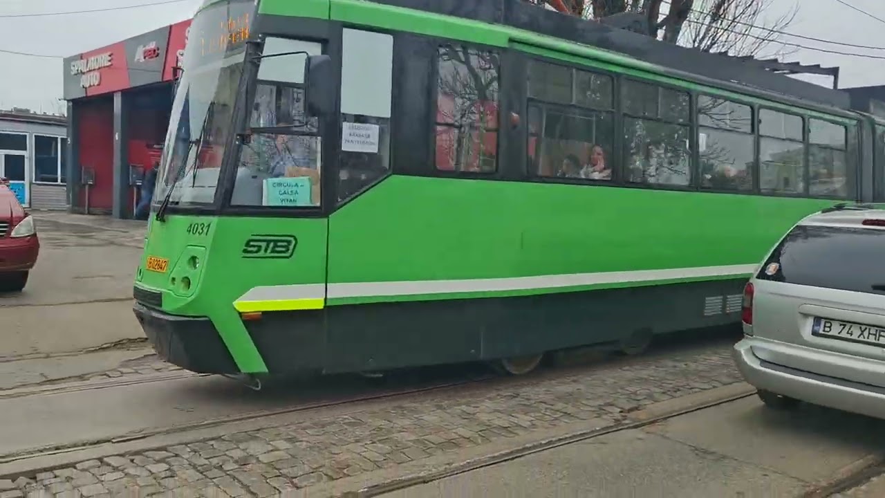 Tramvaiele V3A-93 #360 (36) și V3A-93-CH-PPC #4031 trecând peste niște rupturi pe str. Reînvierii.