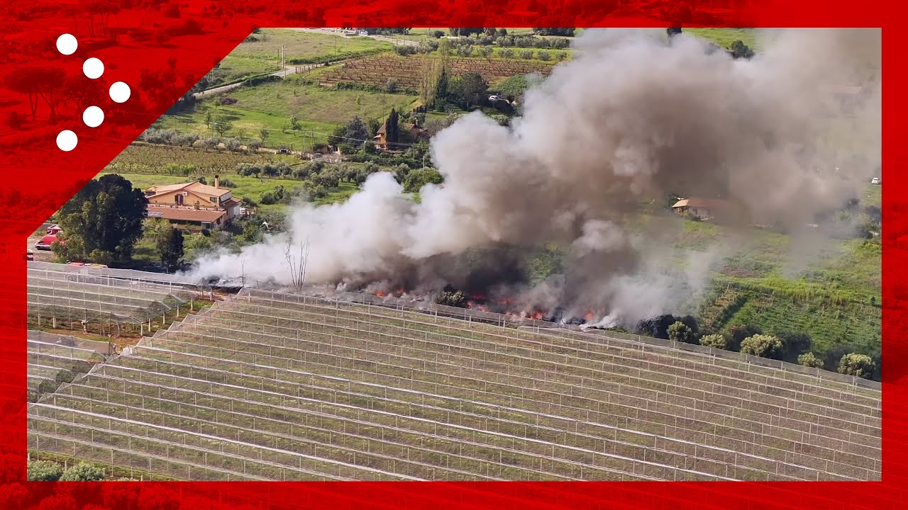 Incendio ad Ardea, ancora fumo dalla discarica abusiva: le immagini dal drone