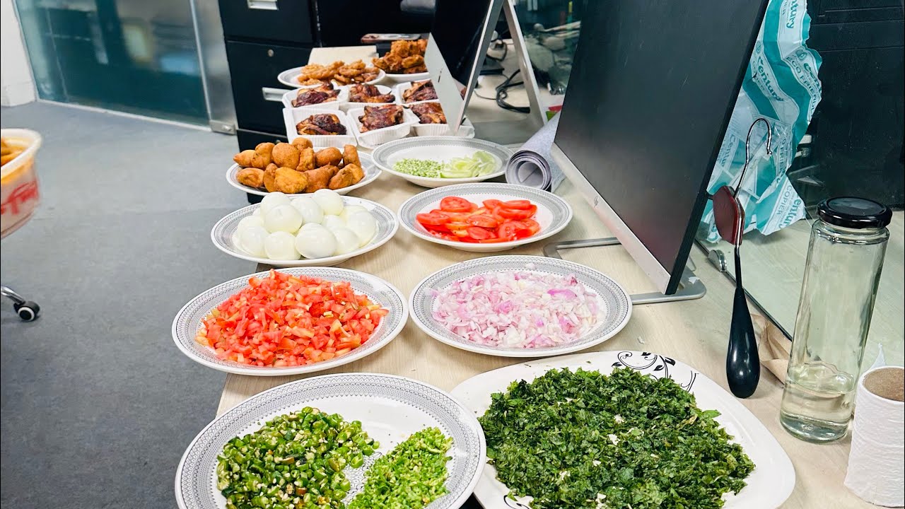 ২০ ধরনের আইটেম দিয়ে রমজান স্পেশাল পাগলা মুড়ি মাখা | Faria & Ahnaf’s Vlog