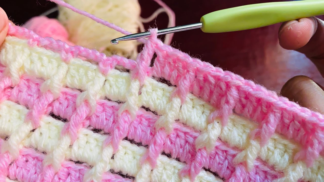 Hermoso punto para mantas de bebé echo a mano en la técnica de crochet