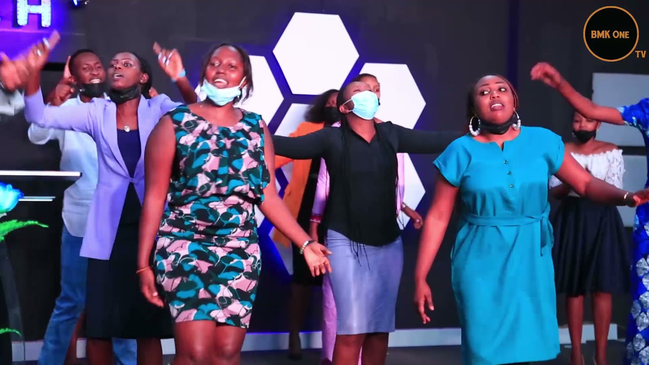 TRUE PROMISES mu ndirimbo: Ur'uwera, watubereye ibyiringiro, Waturemeye kuguhimbaza,Calvary