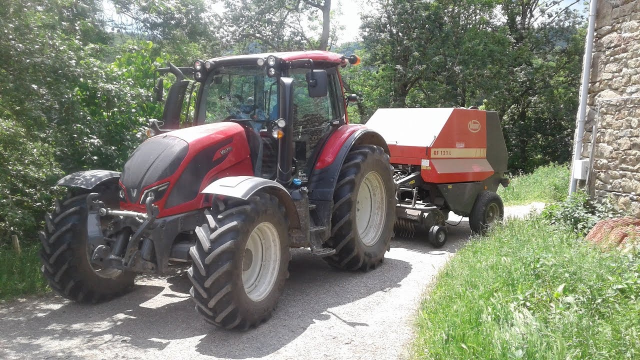 Foin 2018 au GAEC de Grimard Valtra N93 Valtra N134