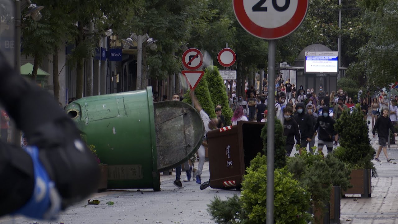 Cargas de la Ertzaintza y contenedores quemados en un mitin de Vox en Barakaldo