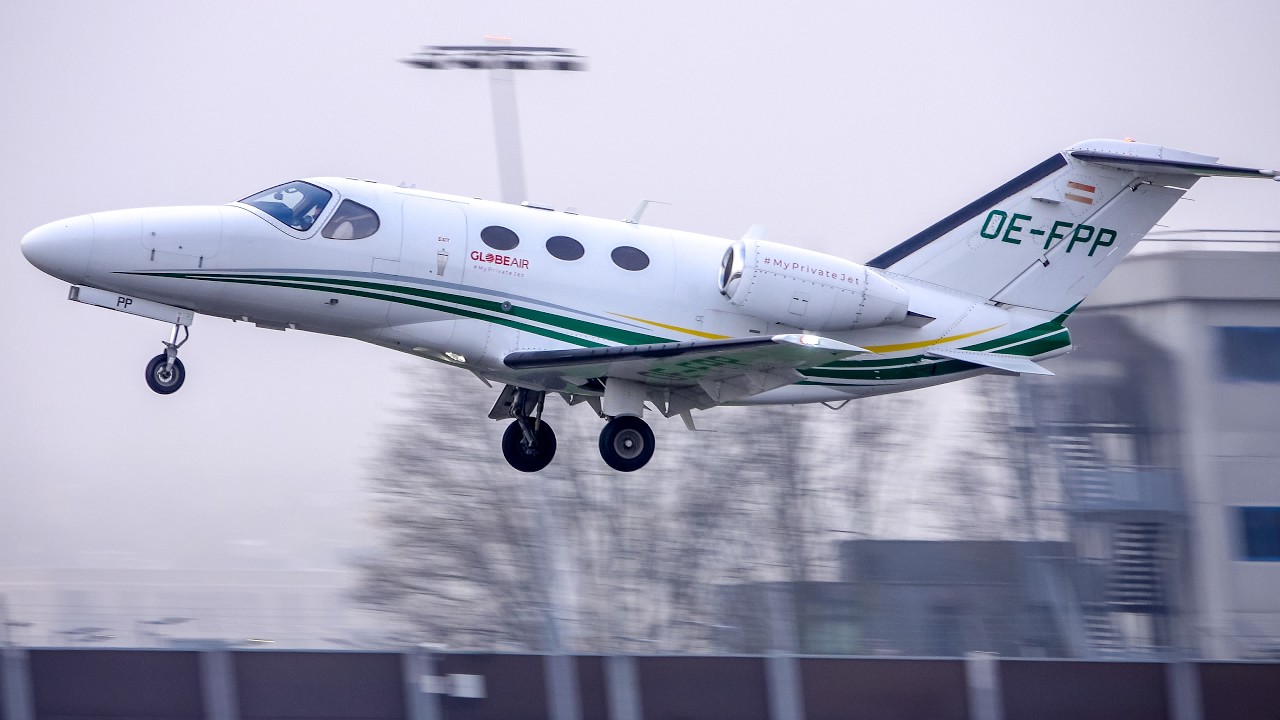 London City Airport Plane Spotting | Foggy Arrivals & Departures