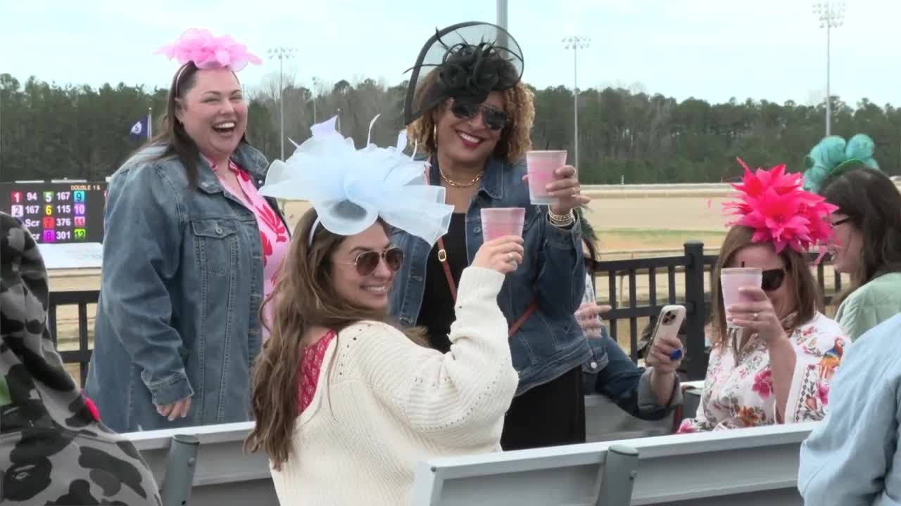 Более 9700 человек посетили аншлаговые скачки Virginia Derby на ипподроме Colonial Downs в Нью-Ке...