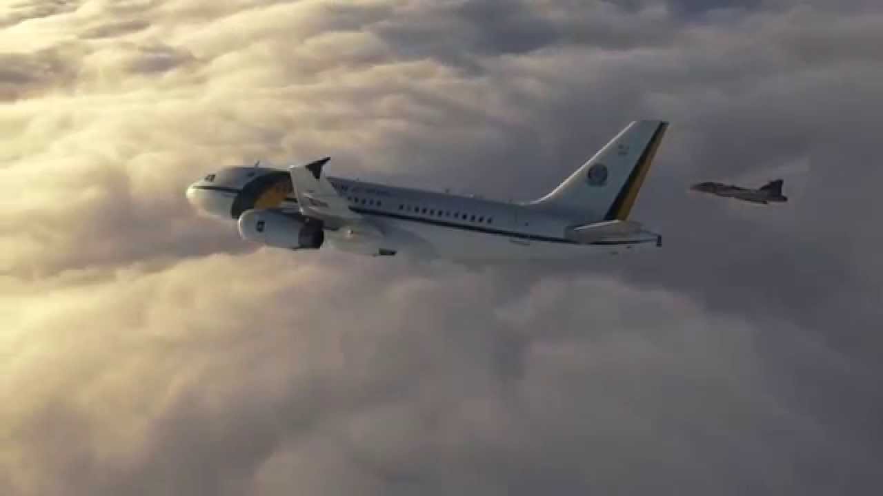 Avi&atilde;o Presidencial brasileiro recebe as boas vindas de um ca&ccedil;a Gripen