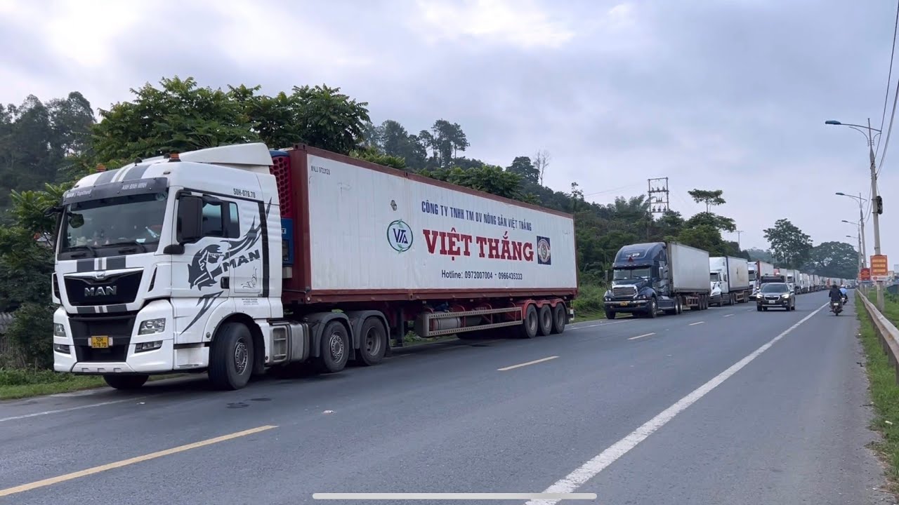 Nhận Xe Chuyến Đi Đầu Tiên Của Xe Đầu Kéo Vlog Đã Bị Kẹt Xe Biên Giới Hơn 10km