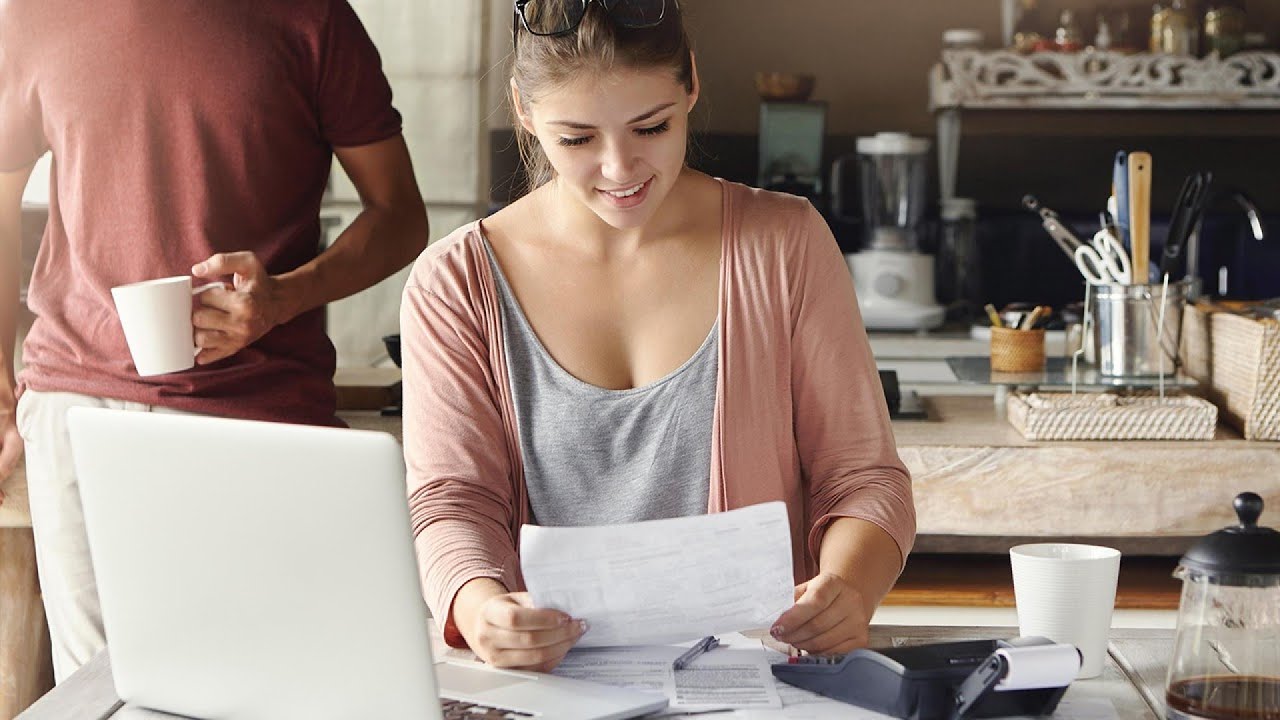 Hacks to help your college student manage money, save cash
