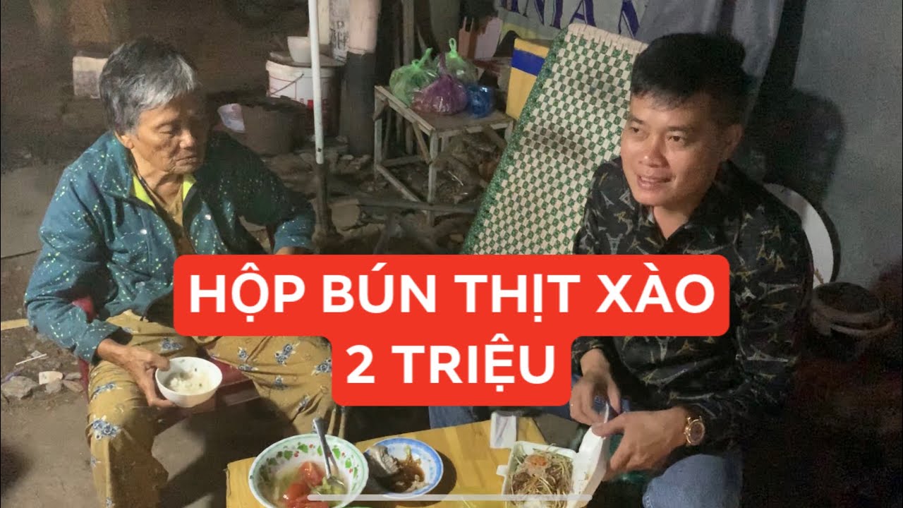 Bán được hộp bún xào 2 triệu, hai vợ chồng già mừng muốn rơi nước mắt!