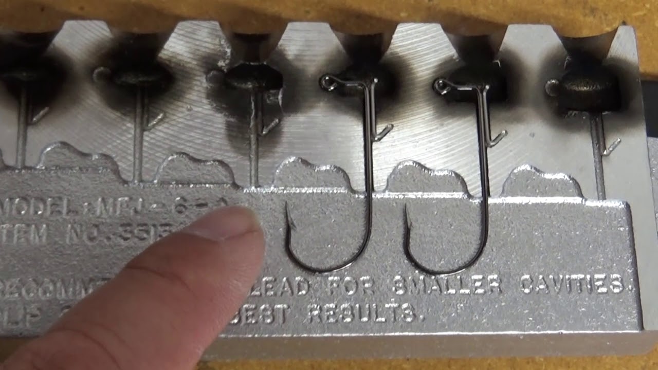 Preparing a Ned Head jig mold for lead pouring