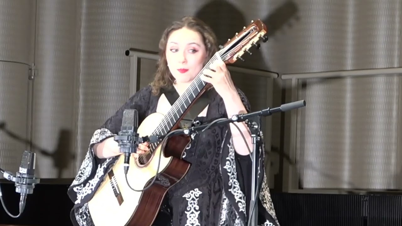 J. S. Bach Lute Suite BWV 995 - Gavotte with baroque dance, Hedvika Švendová on 8 strings guitar
