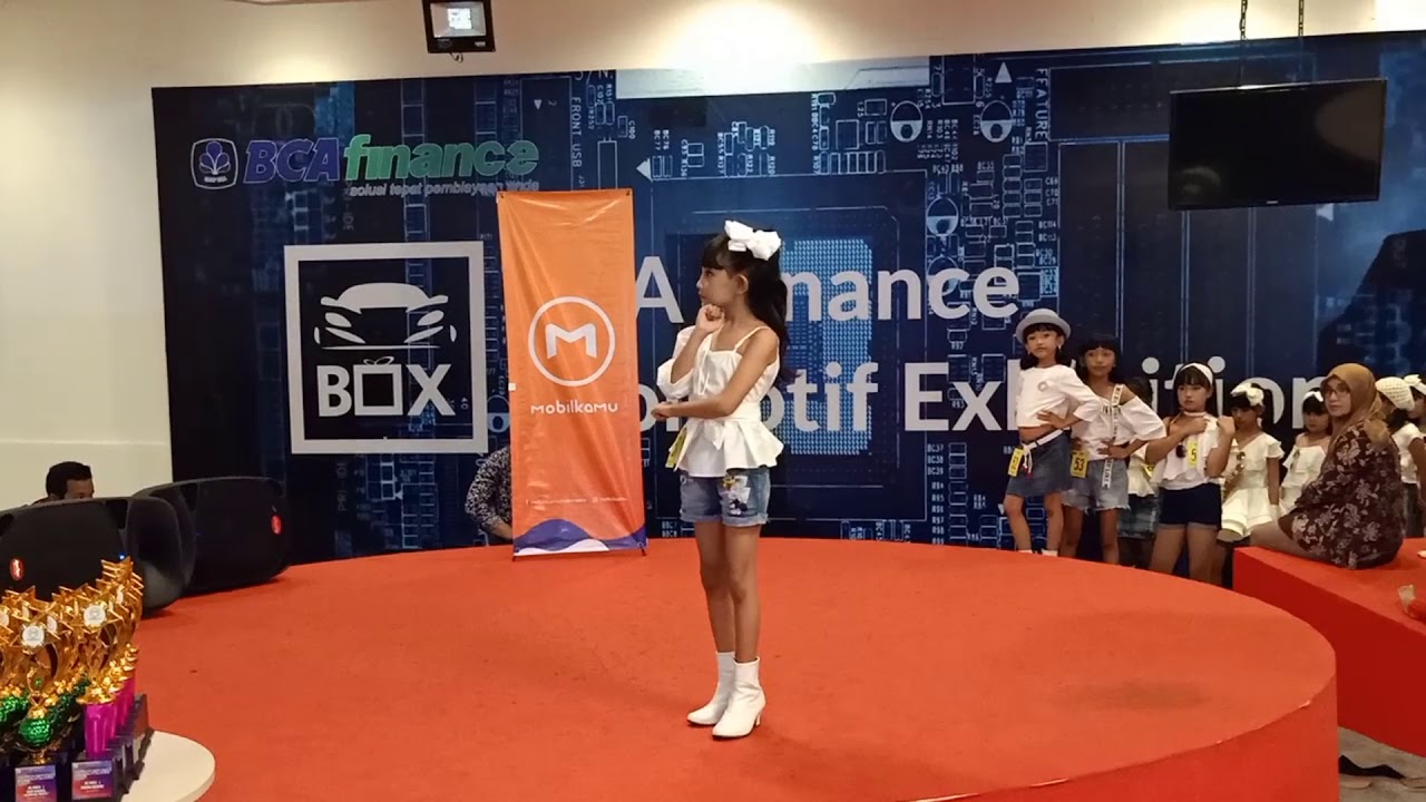 VEMA - LOMBA FASHION SHOW ANAK CASUAL WHITE JEANS