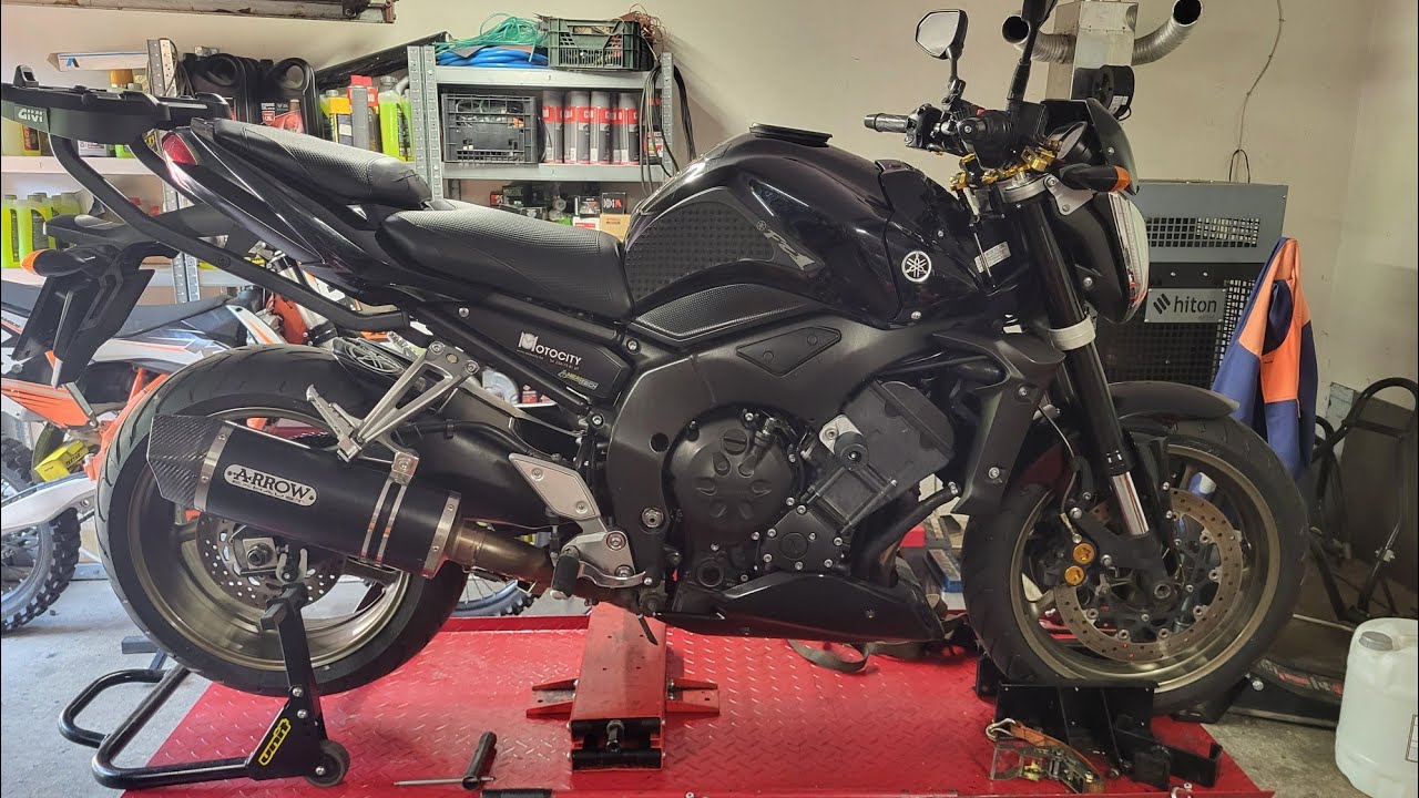 Yamaha FZ1 pełen przegląd, klepie po odpaleniu.