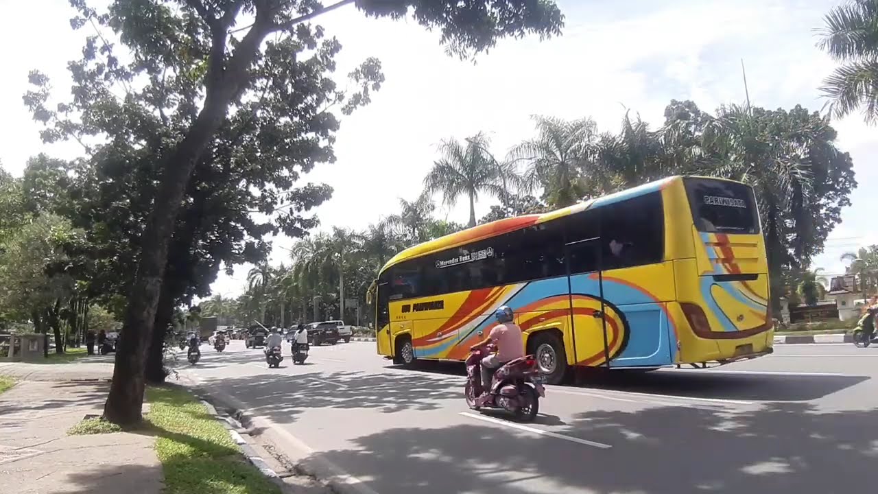 KEMAJUAN YANG SEMAKIN PESAT DI KOTA PEKANBARU , TERLIHAT DARI BANYAKNYA KENDARAAN DI JALAN SUDIRMAN
