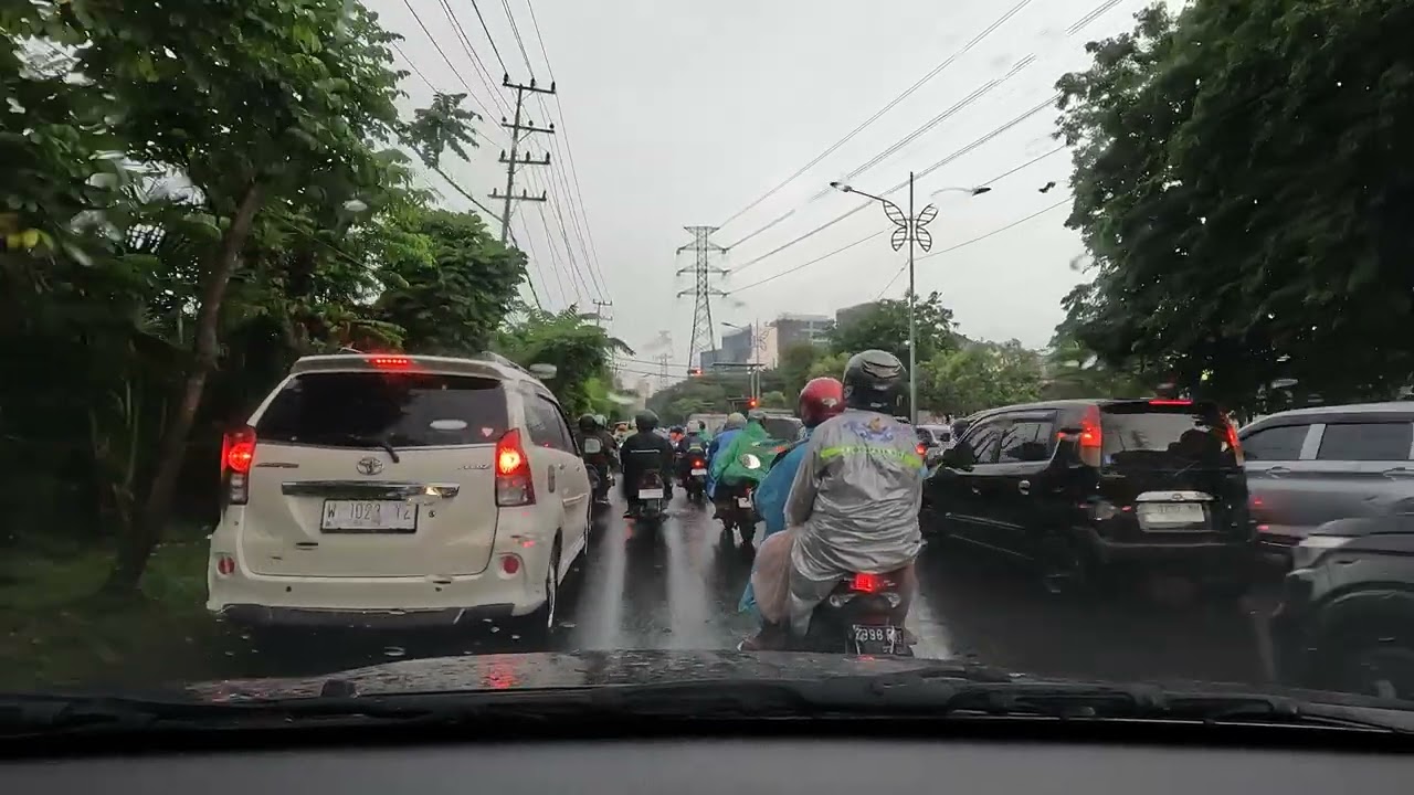GX020621 Surabaya hujan gantian ambil antrian masuk