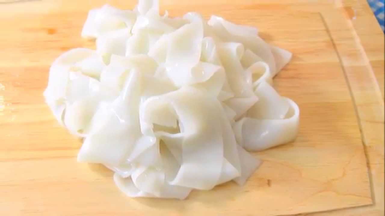 How to Make Fresh Rice Noodles ก๋วยเตี๋ยวเส้นใหญ่สด