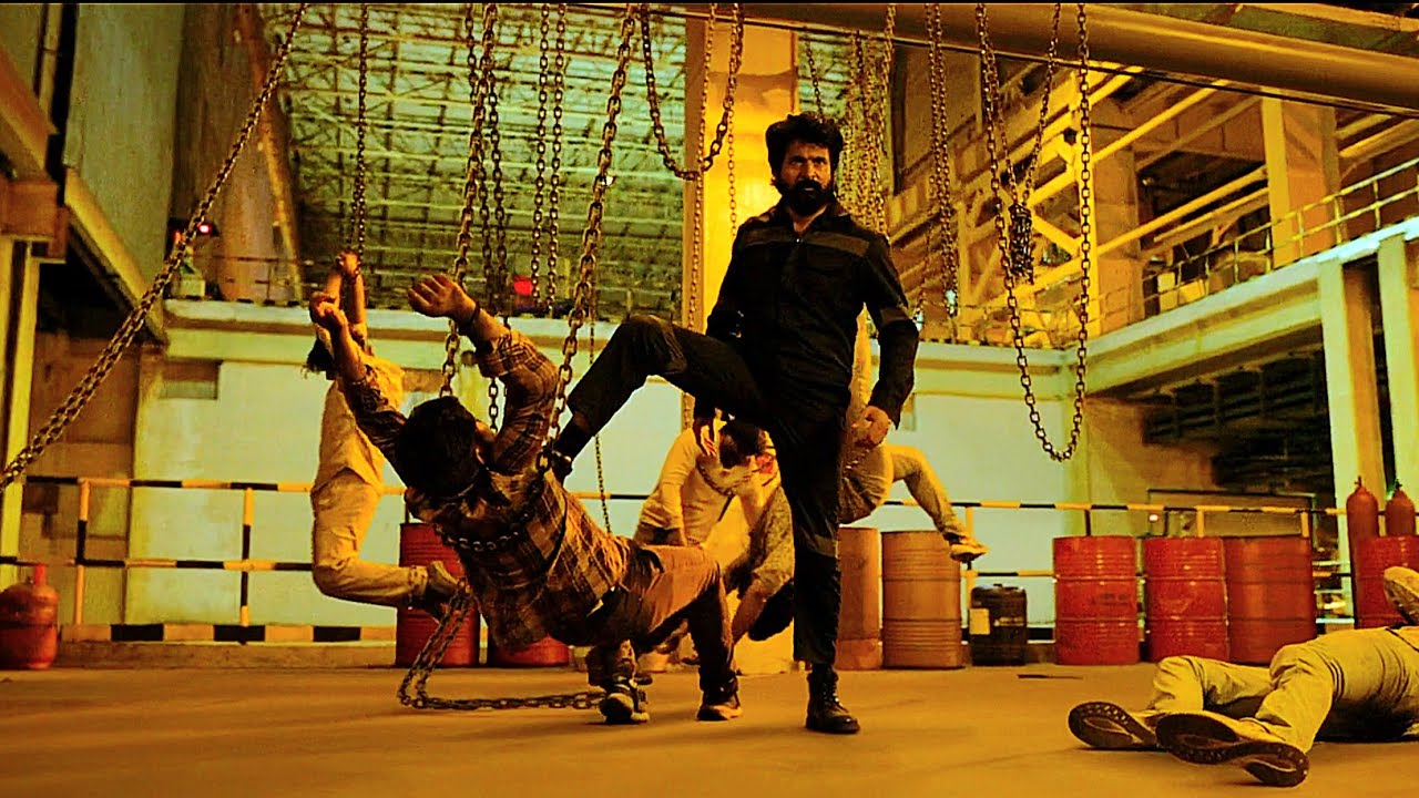 الدنيا معنداه ومافيش حد معاه ولما بيلاقي الانسانه الوحيده الي عيزاه بيقتلوها فابيخرج الوحش الي جواه