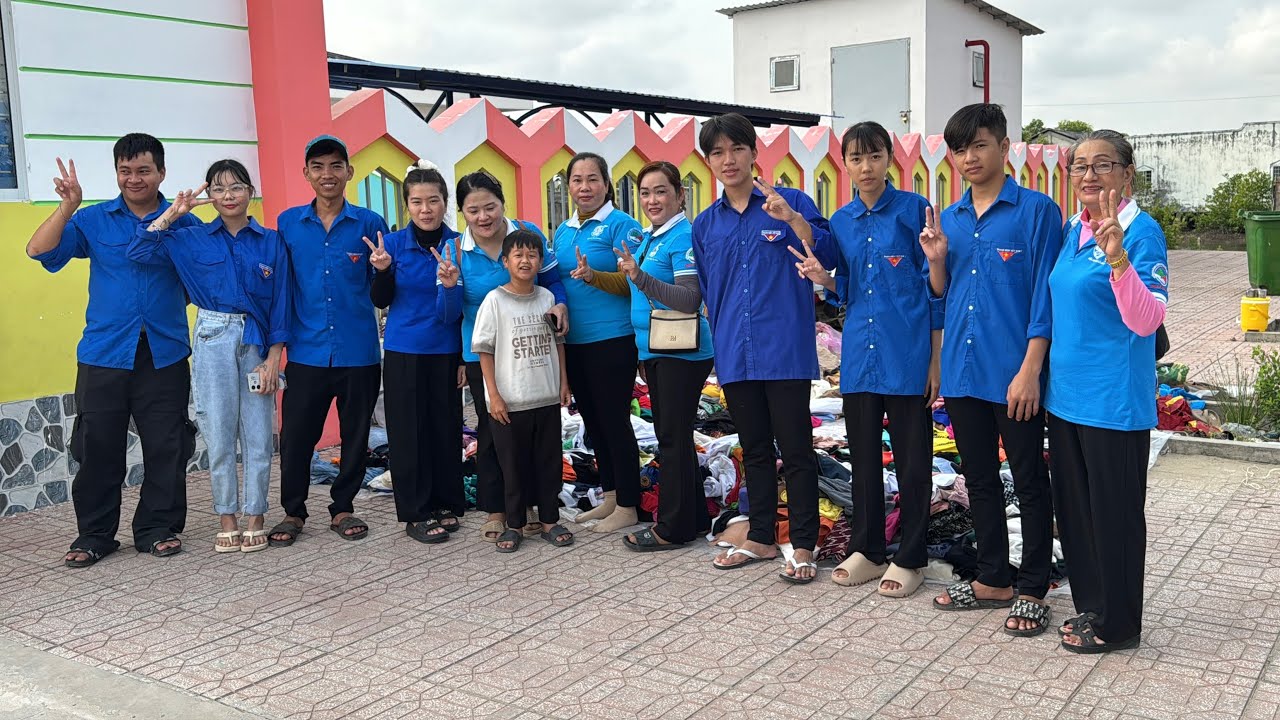 Huy Tí Hon cùng thanh niên tình nguyện – Phát quần áo miễn phí cho người dân