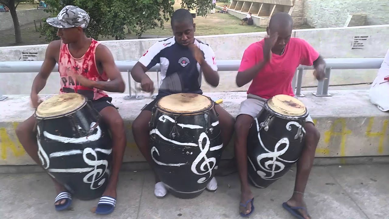 3 tambores de Delicia Ritmica tocan Cuareim Ansina y Cordón