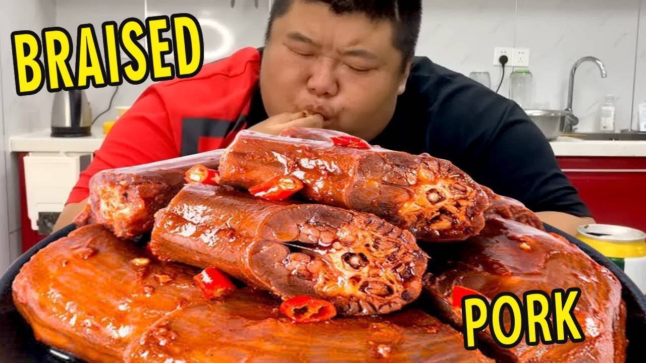 Fat Brother has a big bowl of duck necks, the more you chew them, the more delicious they become!