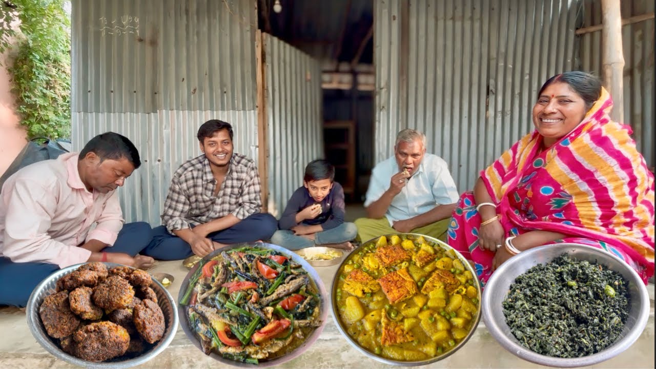 জমির টাটকা শাক-সবজি আর নদীর মাছ দিয়ে মা আজ অসাধারণ সব রান্না করলো।।