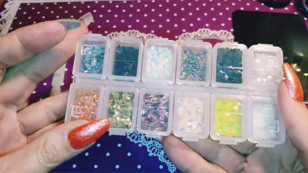 Nail art semplice con decori a forma di rombo