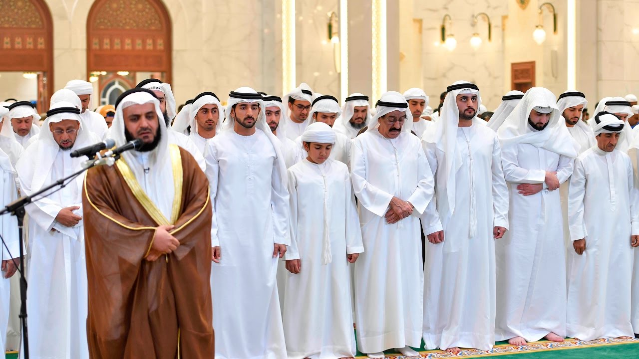 ولي عهد دبي يؤدي صلاة المغرب في مسجد الشيخة هند بنت مكتوم الجديد