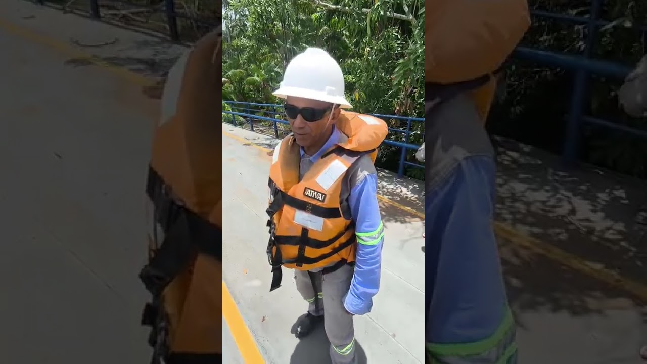 Operação de implantação de poste com balsa e guindastes - Nordeste do Estado Pará.