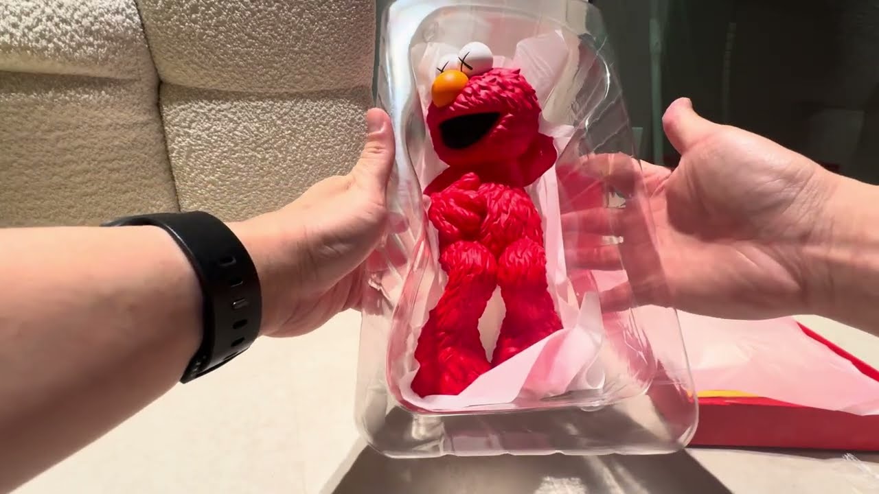 KAWS X SESAME STREET ELMO unboxing