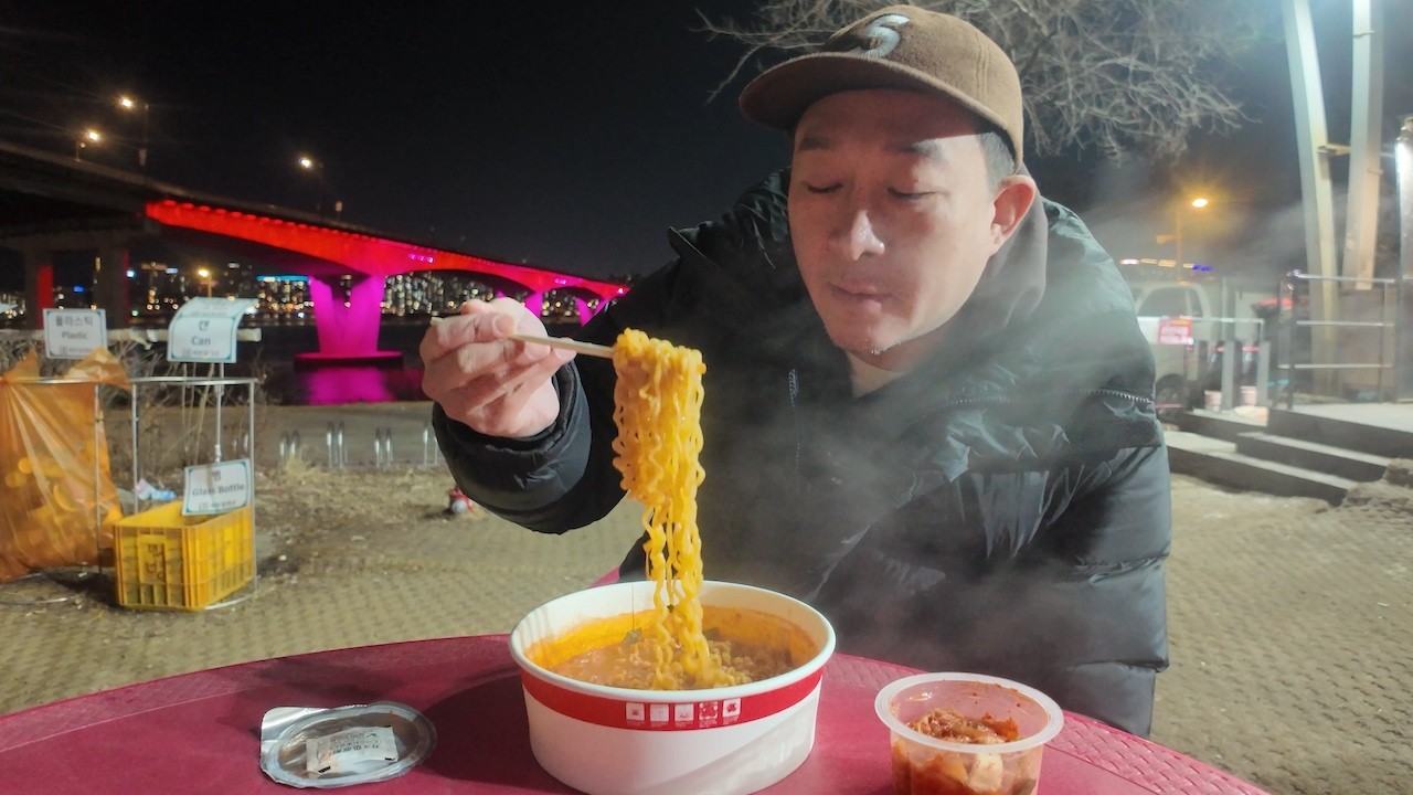 죽다 살아나서 한강에서 먹는 틈새라면 입문용 🍜
