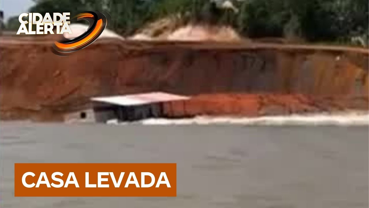 Porto desaba e deixa desaparecidos em Manaus (AM)