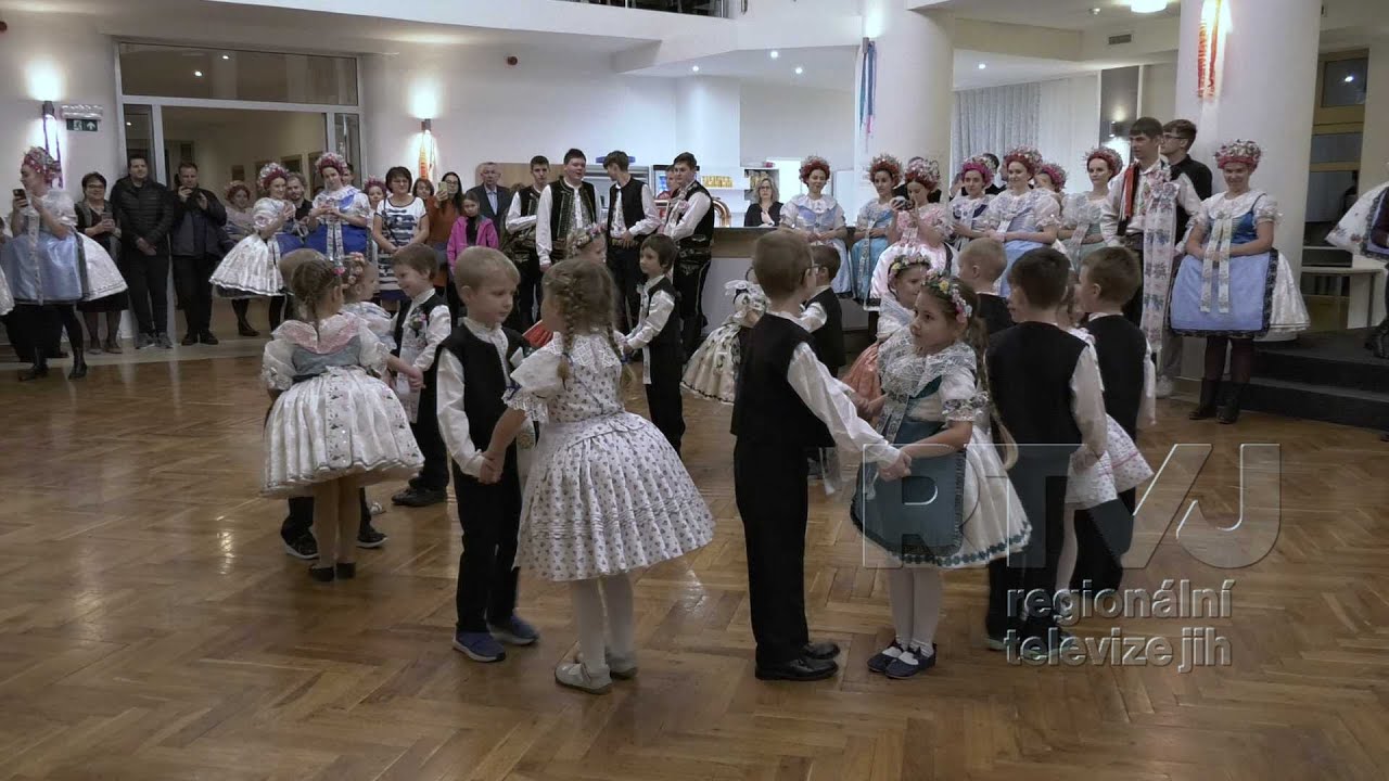Krojový ples ve Velkých Pavlovicích zahajovaly děti z mateřské školy