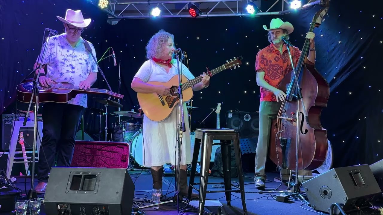 The Cartwheels are Golden Guitar winners Wendy Phypers & Dave Patterson.video 8 Tamworth country 